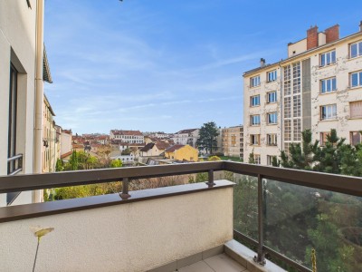 Type 4 traversant. A VENDRE - LYON 4EME ARRONDISSEMENT Plateau. Au pied du Métro Hénon - 110 m2 - 585 000 &euro;