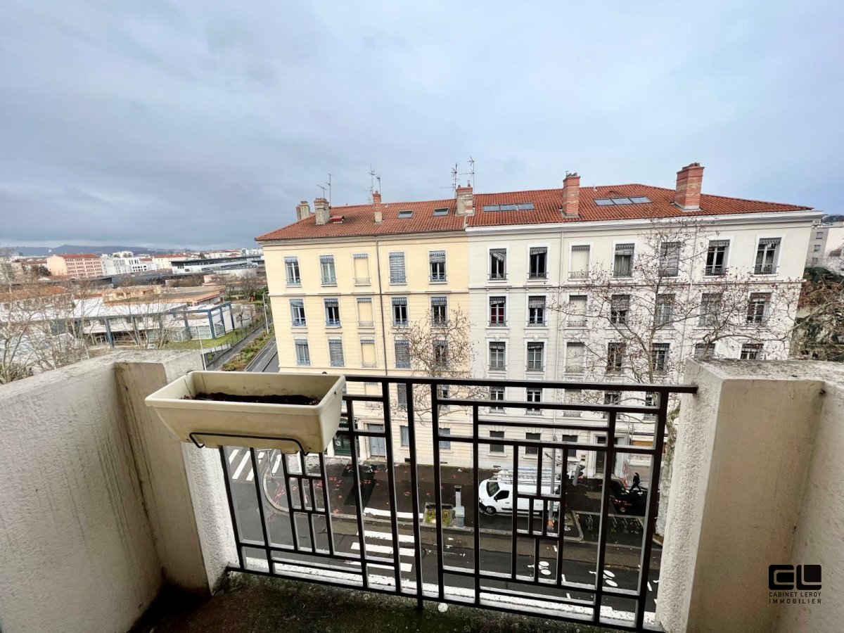 T2 A LOUER - LYON 8EME ARRONDISSEMENT - 66.5 m2 - 959,63 &euro; charges comprises par mois