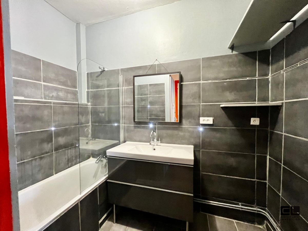 T2 A LOUER - LYON 8EME ARRONDISSEMENT - 66.5 m2 - 959,63 &euro; charges comprises par mois