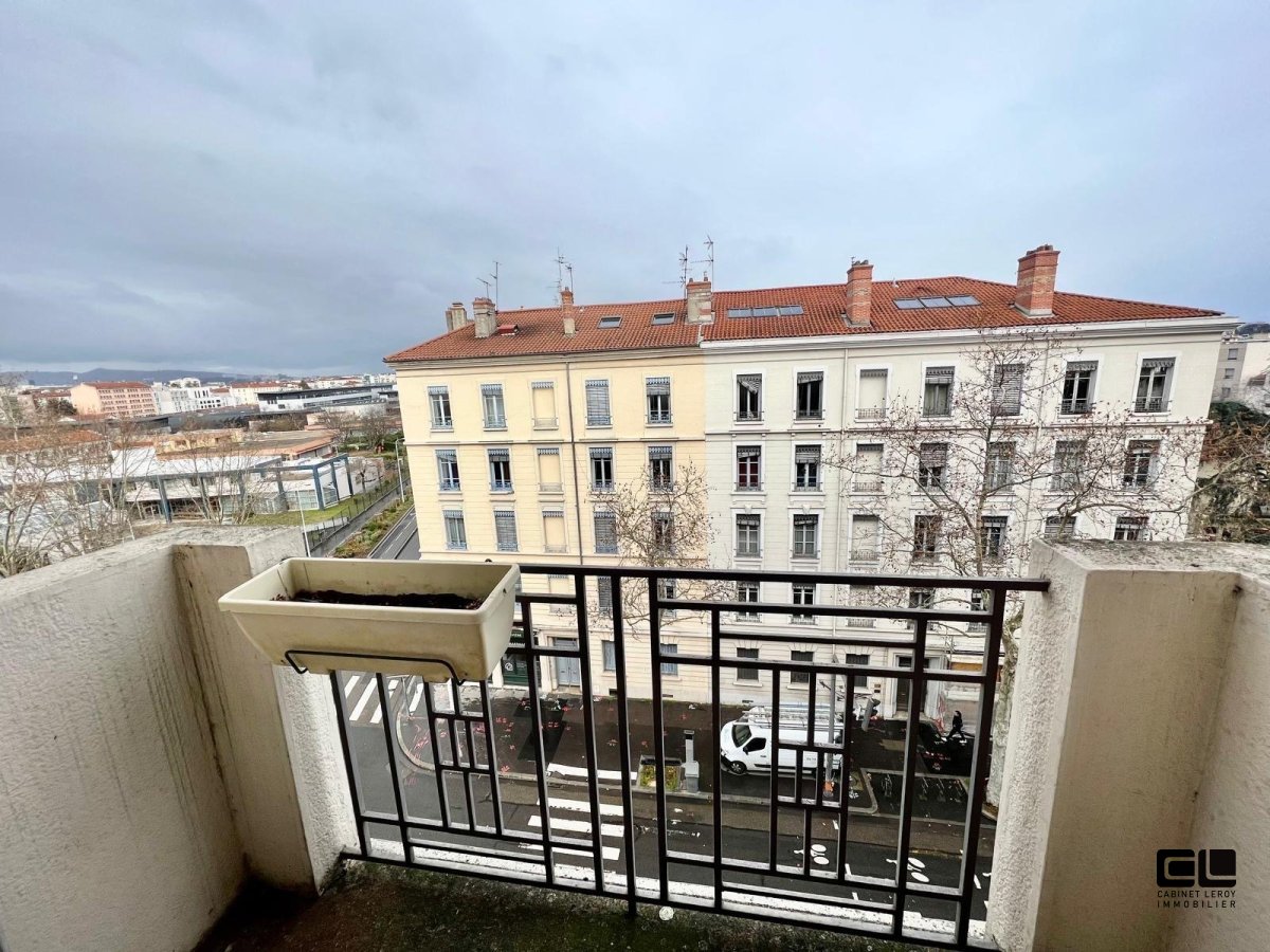 T2 A LOUER - LYON 8EME ARRONDISSEMENT - 66.5 m2 - 959,63 &euro; charges comprises par mois