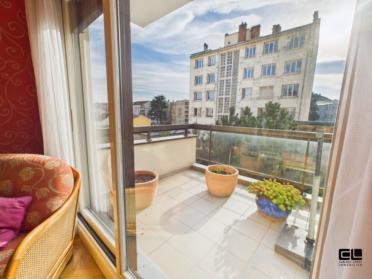 Type 4 traversant. A VENDRE - LYON 4EME ARRONDISSEMENT Plateau. Au pied du Métro Hénon - 110 m2 - 585 000 &euro;