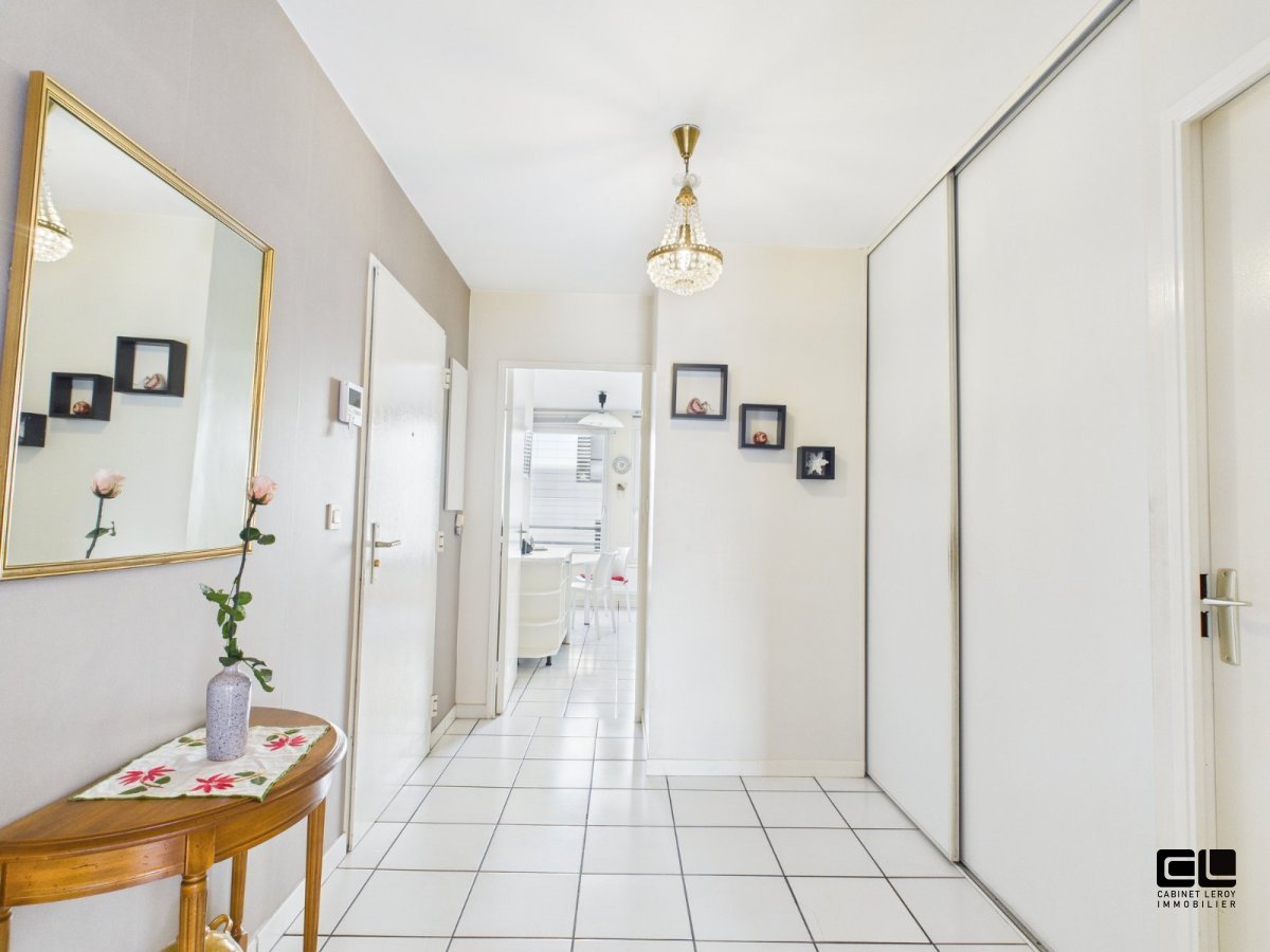 Type 4 traversant. A VENDRE - LYON 4EME ARRONDISSEMENT Plateau. Au pied du Métro Hénon - 110 m2 - 585 000 &euro;