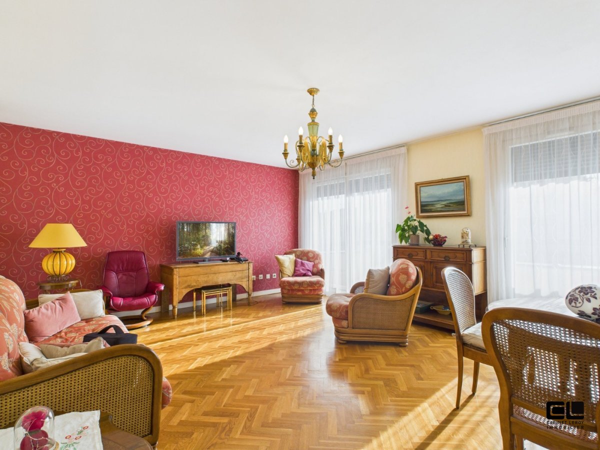 Type 4 traversant. A VENDRE - LYON 4EME ARRONDISSEMENT Plateau. Au pied du Métro Hénon - 110 m2 - 585 000 &euro;