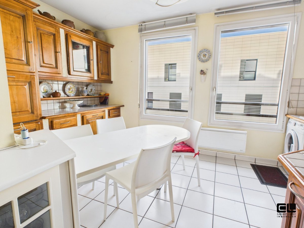 Type 4 traversant. A VENDRE - LYON 4EME ARRONDISSEMENT Plateau. Au pied du Métro Hénon - 110 m2 - 585 000 &euro;