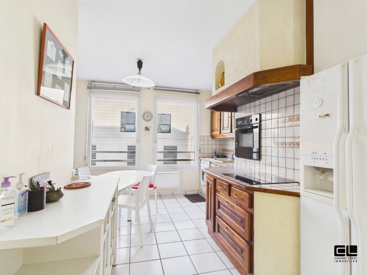 Type 4 traversant. A VENDRE - LYON 4EME ARRONDISSEMENT Plateau. Au pied du Métro Hénon - 110 m2 - 585 000 &euro;