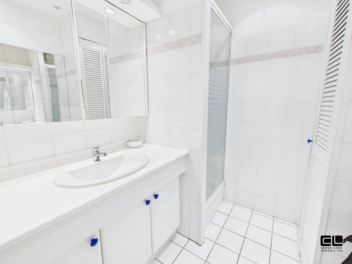 Type 4 traversant. A VENDRE - LYON 4EME ARRONDISSEMENT Plateau. Au pied du Métro Hénon - 110 m2 - 585 000 &euro;