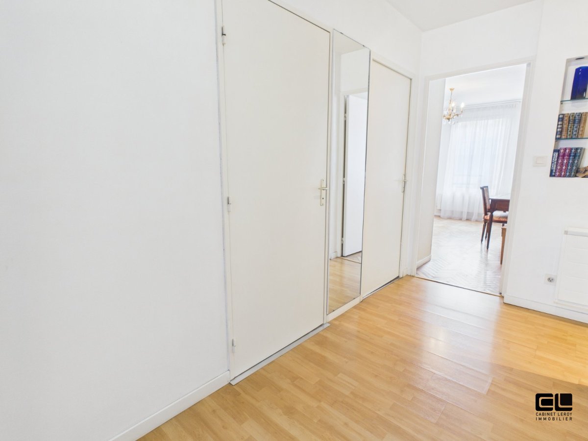 Type 4 traversant. A VENDRE - LYON 4EME ARRONDISSEMENT Plateau. Au pied du Métro Hénon - 110 m2 - 585 000 &euro;