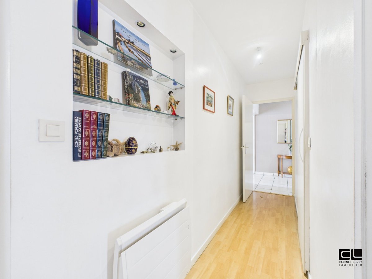 Type 4 traversant. A VENDRE - LYON 4EME ARRONDISSEMENT Plateau. Au pied du Métro Hénon - 110 m2 - 585 000 &euro;