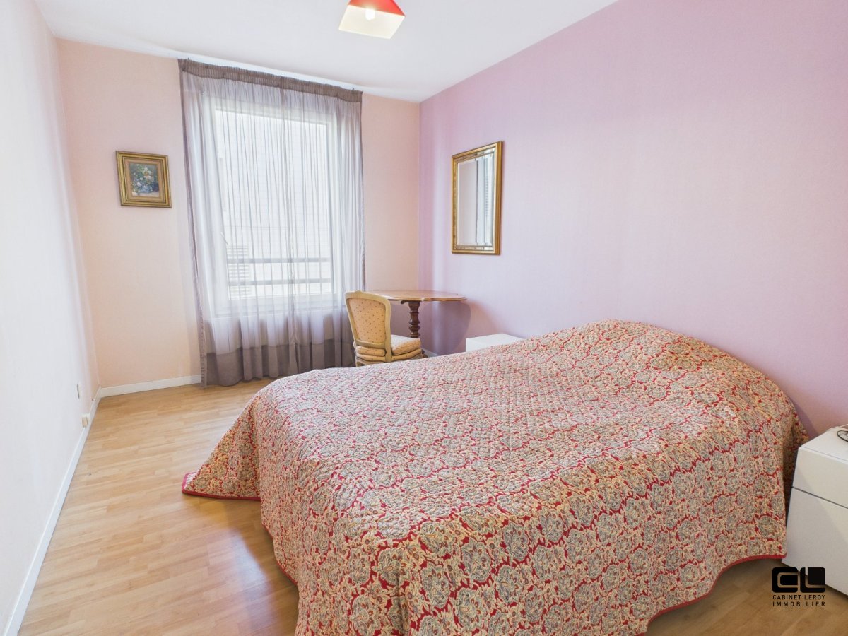Type 4 traversant. A VENDRE - LYON 4EME ARRONDISSEMENT Plateau. Au pied du Métro Hénon - 110 m2 - 585 000 &euro;