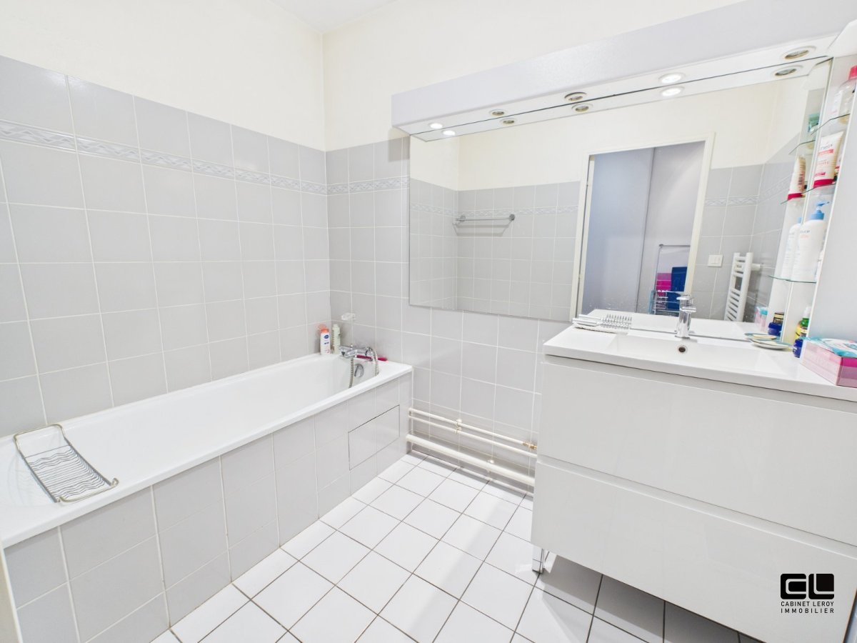 Type 4 traversant. A VENDRE - LYON 4EME ARRONDISSEMENT Plateau. Au pied du Métro Hénon - 110 m2 - 585 000 &euro;