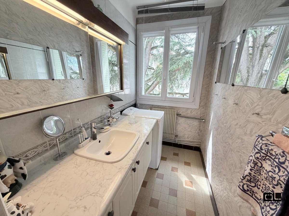4 A VENDRE - LYON 4EME ARRONDISSEMENT entre le Lycée de Saint Expéry et l hopital de la Croix Rousse - 66 m2 - 297 000 &euro;
