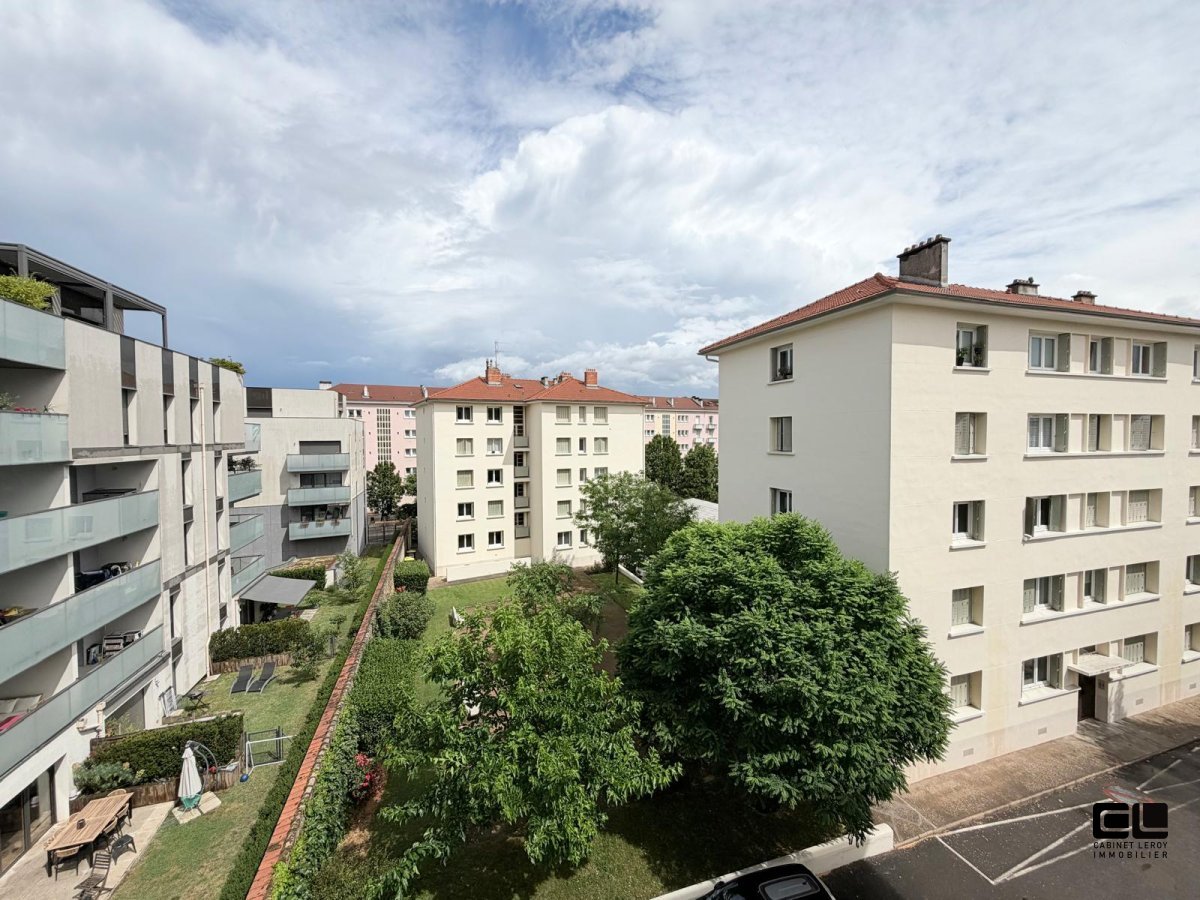 4 A VENDRE - LYON 4EME ARRONDISSEMENT entre le Lycée de Saint Expéry et l hopital de la Croix Rousse - 66 m2 - 297 000 &euro;