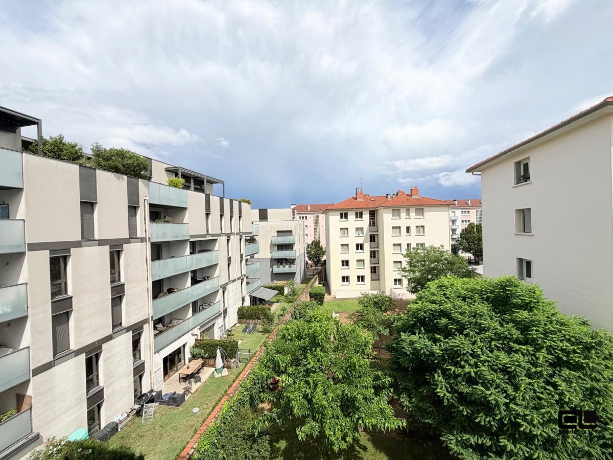 4 A VENDRE - LYON 4EME ARRONDISSEMENT entre le Lycée de Saint Expéry et l hopital de la Croix Rousse - 66 m2 - 297 000 &euro;