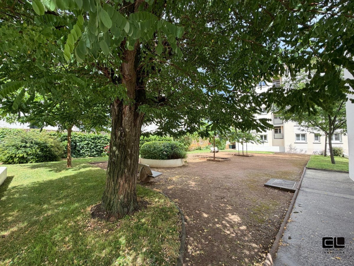 4 A VENDRE - LYON 4EME ARRONDISSEMENT entre le Lycée de Saint Expéry et l hopital de la Croix Rousse - 66 m2 - 297 000 &euro;