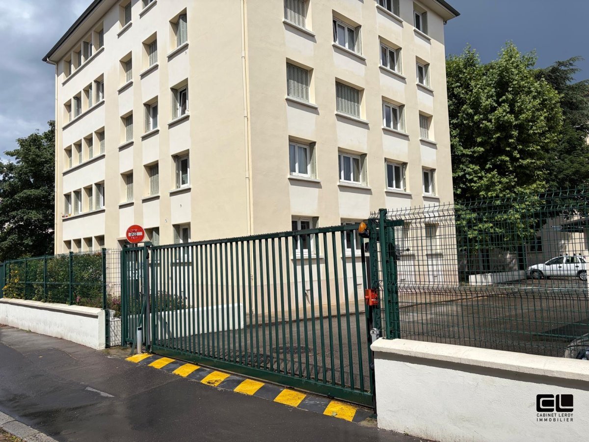 4 A VENDRE - LYON 4EME ARRONDISSEMENT entre le Lycée de Saint Expéry et l hopital de la Croix Rousse - 66 m2 - 297 000 &euro;