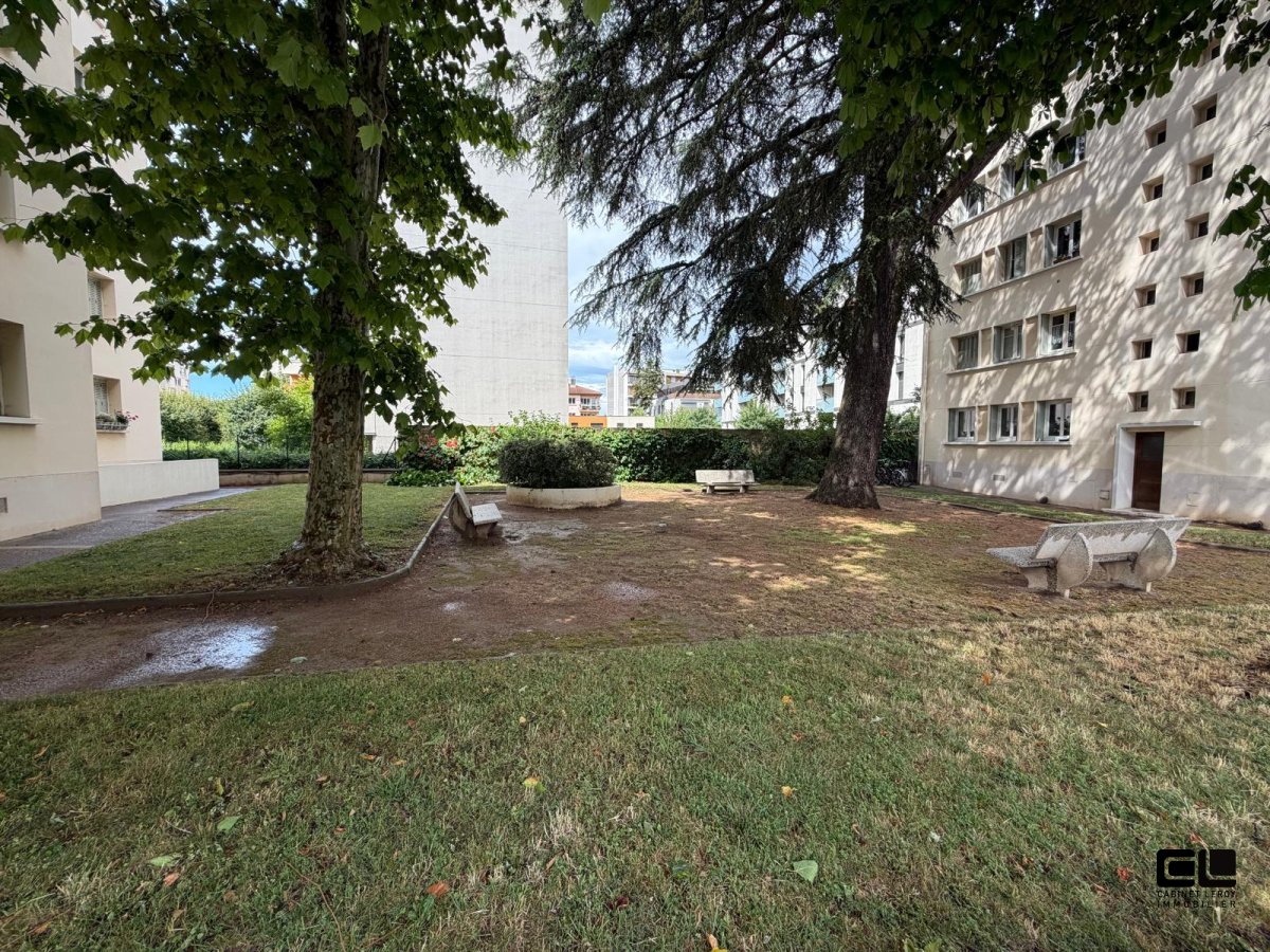 4 A VENDRE - LYON 4EME ARRONDISSEMENT entre le Lycée de Saint Expéry et l hopital de la Croix Rousse - 66 m2 - 297 000 &euro;