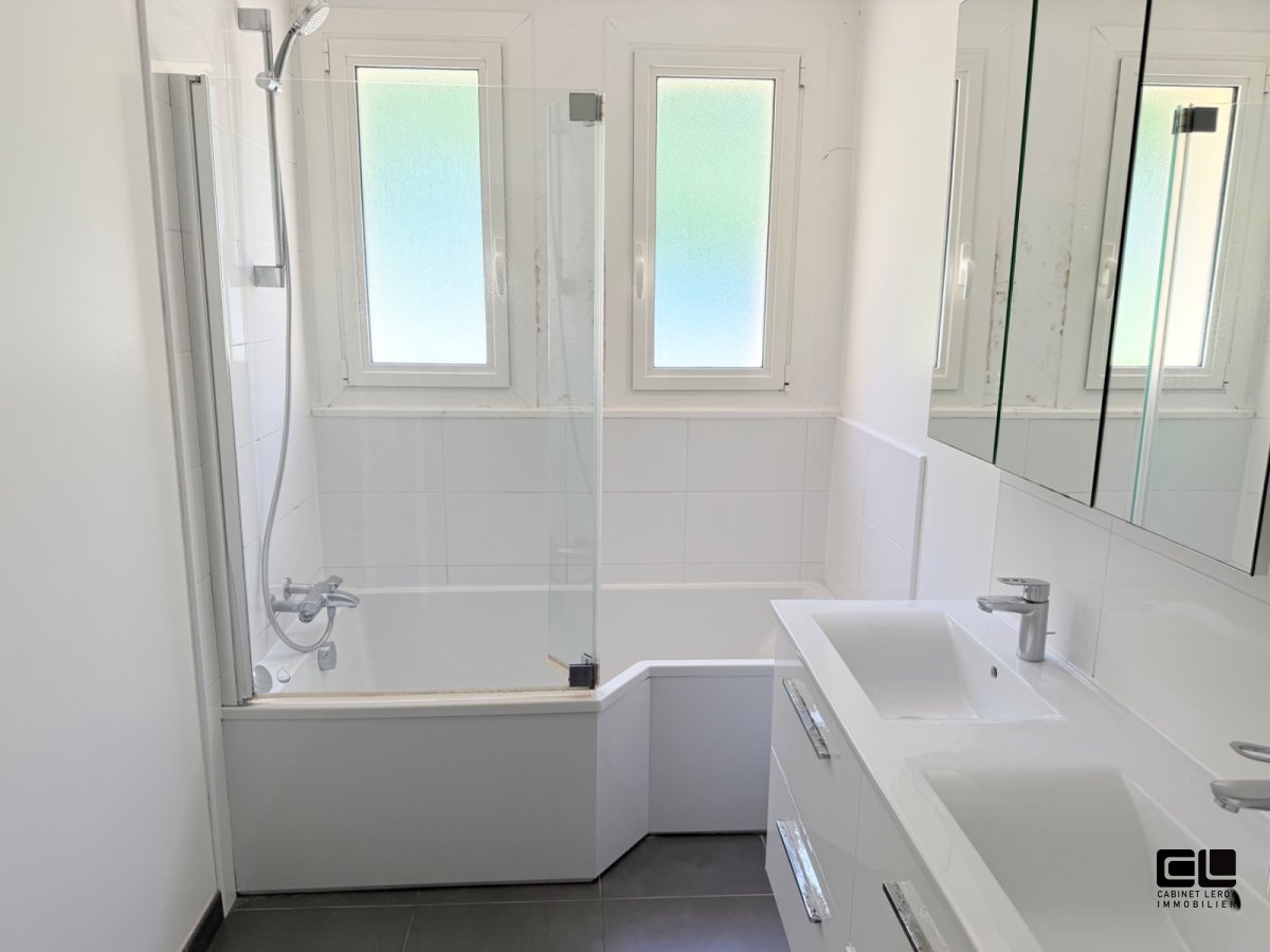 appartement A VENDRE - STE FOY LES LYON centre ville au pied de la place et de son église. - 120.08 m2 - 430 000 &euro;